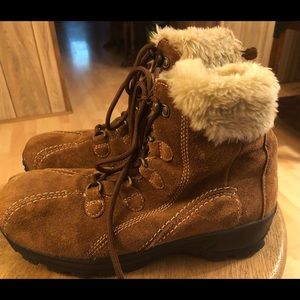 Women’s Size 8 Earth Spirit lace up boots.